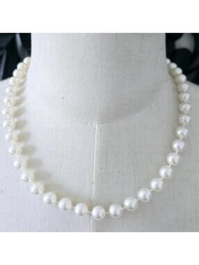 Classic Retro Pinup White Beaded Single Strand Necklace w Gold Tone Clasp